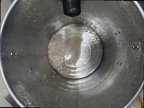 부산 북구 화명3동 하수구막힘 배수구 주변 상태와 물 빠짐을 확인하는 모습