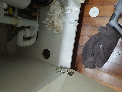 부산 북구 하수구막힘 점검 후 배수 흐름과 주변 상태를 확인하는 모습