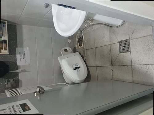 부산 북구 하수구막힘 배관 정리 후 물 흐름과 주변 누수 여부를 확인하는 모습