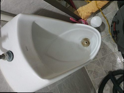 부산 북구 하수구막힘 배수구 주변과 연결 배관의 상태를 확인하는 현장 점검 모습