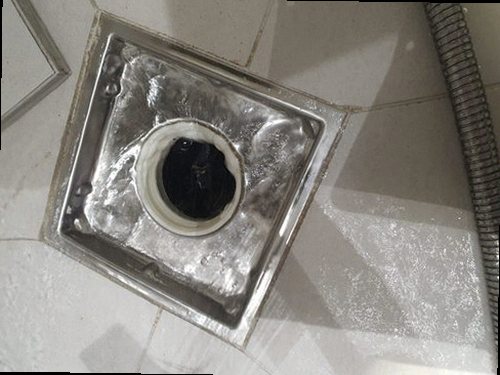 부산 북구 하수구막힘 트랩과 배관 연결부를 단계적으로 점검하는 장면